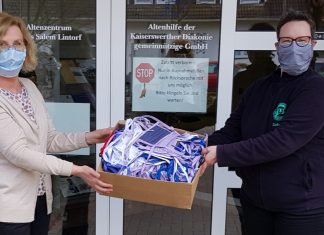Einrichtungsleiterin Gabriele Degwitz freut sich über die Masken, die Sabrina Schmitz im Namen des TuS 08 Lintorf überreicht. Foto: TuS 08 Lintorf